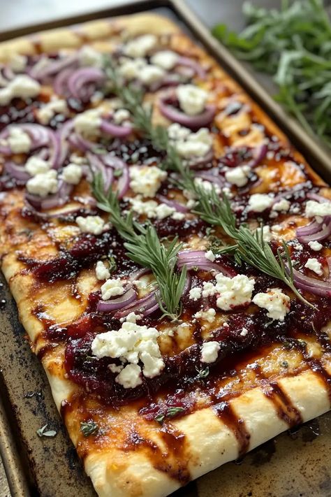 Rustic Cranberry and Balsamic Glazed Flatbread with Fresh Herbs - MmmRecipes : Easy and Delicious Recipes Quick Holiday Appetizers, Flatbread Wraps, Healthy Flatbread, Fast Appetizers, Flatbread Pizza Recipes, Charcuterie Appetizers, Meat Salad, Recipes For A Crowd, Holiday Appetizer