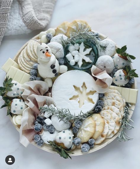 White Grazing Board, White Christmas Charcuterie Board, Winter Theme Charcuterie Board, White Christmas Party Food, Gingerbread Man Charcuterie Board, Christmas Brunch Board Ideas, Snowflake Charcuterie Board, Winter Wonderland Appetizers, Frozen Charcuterie Board