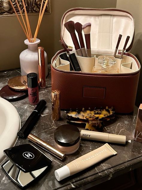 Colin Fitzgerald, Summer Di Laurentis, Briar U Series, Sade Aesthetic, In My Makeup Bag, Summer Friday, My Makeup Bag, Body Hygiene, Vogue Beauty