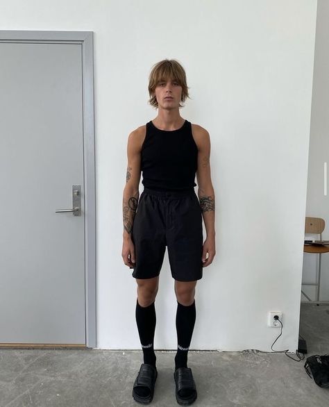 Street Style Men Summer, Black Tank Top Outfit Men, Yoga Outfit Men, Outfit Men Aesthetic, Black Tank Top Outfit, Mens Street Style Summer, Tank Top Outfit, Mens Shorts Outfits, Summer Tank Top