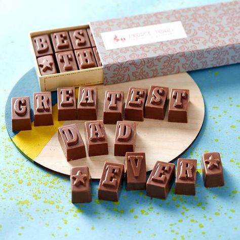 Fathers Day Chocolate, Cake Baking Supplies, Homemade Chocolate Bars, Chocolate Packaging Design, Chocolate Slabs, Chocolate Card, Houses Ideas, Flower Box Gift, Vacuum Forming