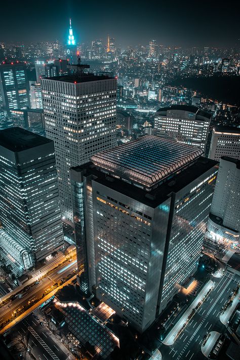 The Tokyo Metropolitan Government building is the worlds tallest city hall and one of the highest landmarks in Japan. The momumental cityscraper, often referred to as as Tochō (都庁), measures a total of 242 metres in height and splits into two towers at the top. Full night photography series on Behance. Tokyo Metropolitan Government Building, Tokyo Buildings, Skyscraper Photography, City Top View, Japan Building, Night Building, Tokyo Architecture, Tokyo Photography, Government Building