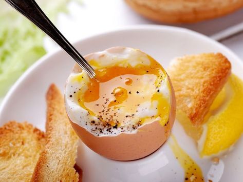 How To Make Dippy Eggs (Make Perfect Eggs and Soldiers!) Boiled Egg Times, Dippy Eggs And Soldiers, Super Easy Breakfast, Perfect Boiled Egg, Eggs And Soldiers, Dippy Eggs, Ways To Cook Eggs, Soft Egg, Runny Eggs