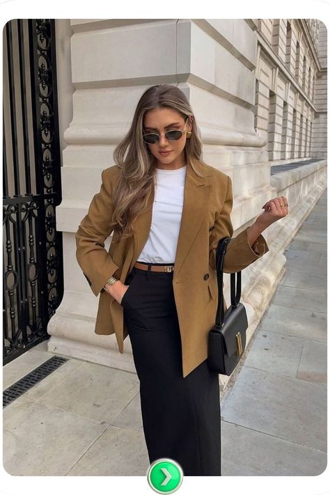 A tan blazer paired with black trousers delivers a classic Thanksgiving look. With its tailored fit and neutral tones, it works perfectly for formal or semi-casual gatherings. Tan Blazer Outfit, Executive Outfit, Winter Wreaths For Front Door, Front Door Ideas, Dinner Outfit Casual, Adrette Outfits, Cute Professional Outfits, Classic Thanksgiving, Latina Outfits