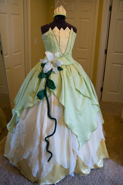 Princess Tiana green dress Tiana Costume, Disney Costumes Diy, Tiana Dress, Disney Princess Costumes, Princesa Tiana, Disney Dress, Costume Tutorial, Disney Princess Dresses, Princess Tiana