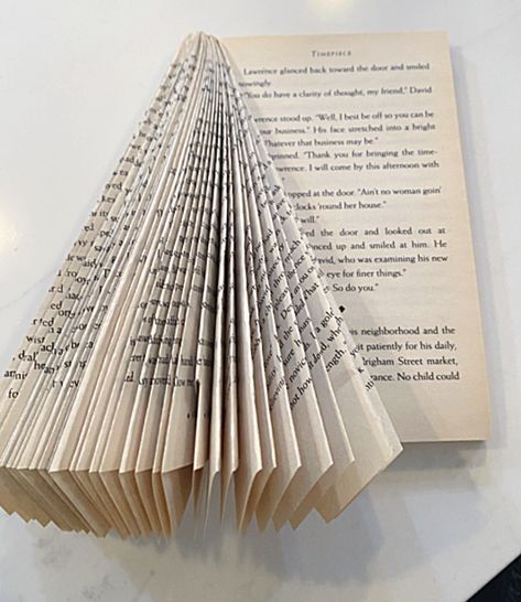 DIY Christmas tree from old book Folding Paper Christmas Trees, Folded Book Christmas Tree Diy, Book Fold Christmas Tree, Folded Book Pages Christmas Tree, Christmas Tree Book Pages, Paper Book Christmas Tree, Book Folding Christmas Tree, Book Page Art Ideas, How To Make Trees Out Of Paper