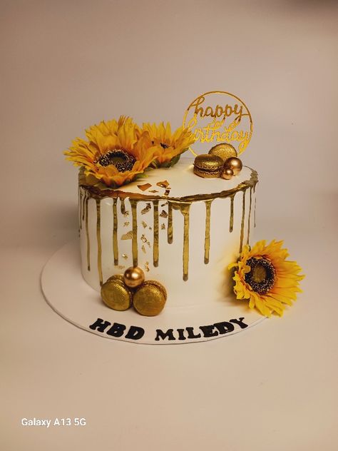 Sunflowers cake Sunflower Themed Birthday Cake, Sunflower Cake Ideas Birthday, Sunflower Theme Cake, Sunflower Cake Design, Gold Macarons, 20 Birthday Cake, Birthday Daughter, Sweet Corner, 40th Birthday Cakes