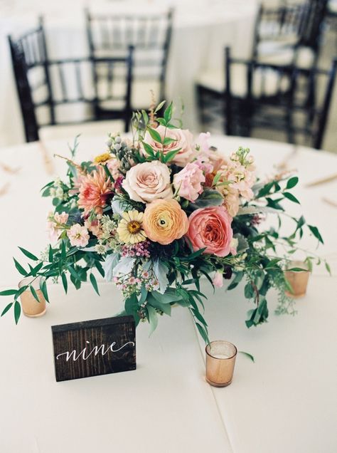 Rustic ranunculus and rose wedding table centerpieces: http://www.stylemepretty.com/little-black-book-blog/2016/11/28/big-sky-montana-destination-wedding/ Photography: Simply Sarah - http://simplysarah.me/ Tafel Decor, Flowers And Greenery, Wedding Floral Centerpieces, Bohemian Flowers, Wedding Table Flowers, Flower Centerpieces Wedding, Ceremony Decor, Wedding Table Decorations, Deco Floral