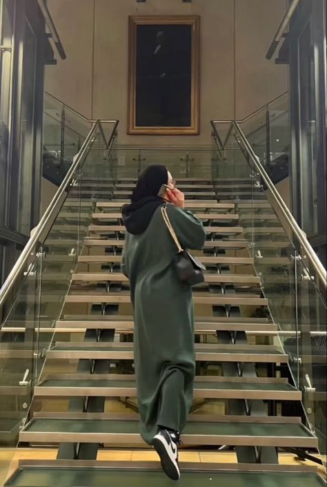 Modest Sporty Outfits, Hijabi Rich Aesthetic, Old Money Hijabi Aesthetic, Rich Muslim Girl Aesthetic, Modest Abaya Aesthetic, Modest Black Long Sleeve Khimar, Hijabi Fits, Muslim Fashion Hijab Outfits, Modest Fits