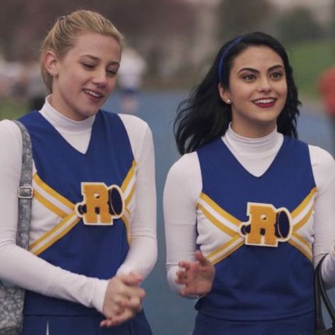 Betty And Veronica Costumes, Iconic Duos Best Friends Cartoon, Riverdale Halloween Costumes, Riverdale Betty And Veronica, Riverdale Season 1, Veronica Lodge Outfits, Movie Duos, Blonde And Brunette Best Friends, Blonde Halloween Costume