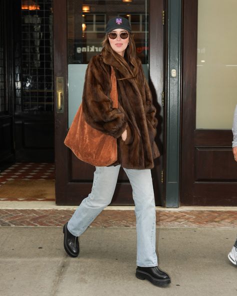 Dakota Johnson is giving us major coat envy after being spotted sporting a chic faux fur coat 😍 If you're looking for further coat inspo, you're in luck! We've rounded up the best coats for A/W at the link in our bio 🍂 📷 Getty Images Dakota Johnson Bedroom, Dakota Johnson Street Style, Fashion Brenda, Western Goth, Trending Winter Boots, Fur Coat Outfit, 2025 Style, Style Désinvolte Chic, Jeans Trend