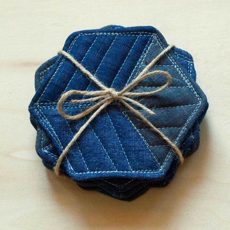 Quilted Coasters, Denim Crafts Diy, Mug Rug Patterns, Sac Diy, Rug Patterns, Blue Jeans Crafts, Bumbo, Square Coasters, Tea Coaster