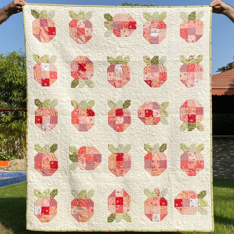 Strawberry Fields quilt pattern is such a fun and fast make. Strawberry Quilt Pattern Free, Strawberry Quilt Block Free Pattern, Strawberry Shortcake Quilt, Strawberry Quilt Pattern, Quilt Patterns Animals, Strawberry Quilts, Strawberry Quilt Block, Quilting Storage, Fruit Quilt