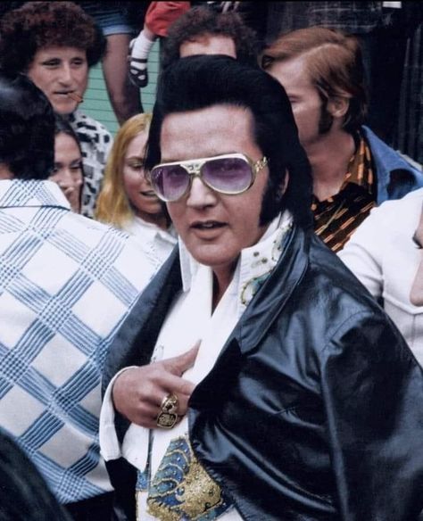 Elvis Sunglasses, Elvis Presley Songs, Elvis Memorabilia, Elvis Presley Family, Elvis Presley Images, Elvis Presley Pictures, Elvis Presley Photos, Priscilla Presley, Lisa Marie Presley