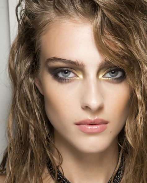 One for the rock n' roll bride - go for dramatic black and gold smokey eyes and tousled hair for an effortlessly cool wedding make-up look. New Eye Makeup, Glittery Eye Makeup, Stila Glitter And Glow, Brunette Red, Gold Smokey Eye, Glittery Eyes, Tousled Hair, Makeup Course, Rock N Roll Bride