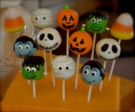 Halloween cakepops- Super cute designs - don't know if I could do it that well! :-) Halloween Treats Cake Pops, Cake Pops Designs Halloween, Halloween Themed Cake Pops, Cake Pops Halloween Cakepops, Halloween Cakepops Ideas, Spooky Cake Pops, Halloween Cake Pop Ideas, Cake Pop Display Ideas, Halloween Cake Pops Ideas