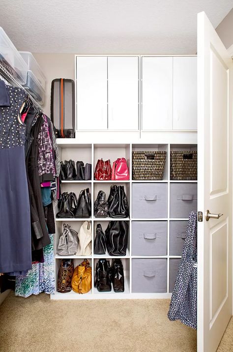 11 Clever Design Ideas for Transforming Your Small Walk-In Closet Small Closet Systems, Small Walk In Closet Design, Tiffany Room, Walk In Closet Small, Small Walk In Closet, Closet Small Bedroom, Small Bedroom Organization, Small Bedroom Storage, Walking Closet