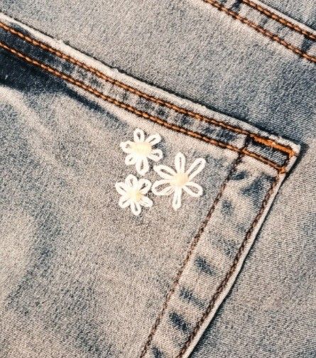 Jean Pocket Embroidery Simple, Embroidered Jeans Diy, Sewing Upcycle, Flowers Sewing, Jean Designs, Daisy Embroidery, Reality Shifting, Jeans Pocket, Sewing Jeans