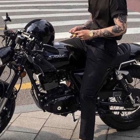 Corps Idéal, Image Moto, Biker Aesthetic, Motorcycle Aesthetic, Motorcycle Gifts, Motorcycle Men, Biker Boys, Biker Love, Biker Men