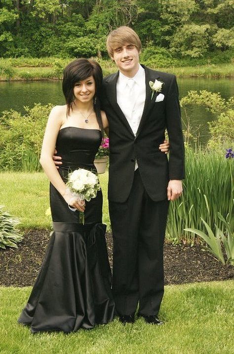 Emo Wedding Dresses, Prom Couples Outfits, Mall Goth Fashion, Alternative Prom, Emo Prom, 2000s Prom, Prom Prep, Goth Prom, Scene Dress