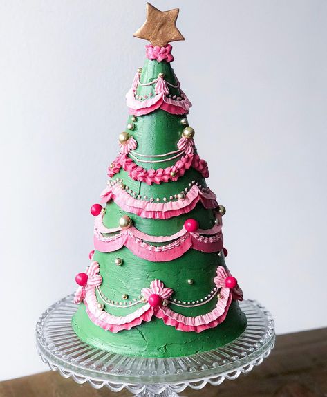 Christmas Tree Cake Decorating Ideas, Christmas Tree Shaped Cake, Lambeth Christmas Cake, Pastel Christmas Cake, Christmas Lambeth Cake, Lambeth Style Cakes, Christmas Cake Designs Awesome, Green Christmas Cake, Pink Christmas Cake