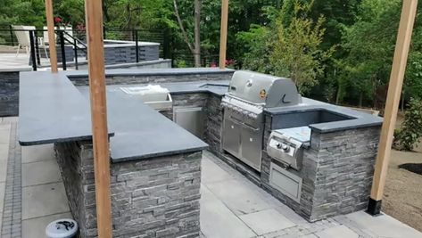 Take a look at our new outdoor kitchen remodel project in Chatham, NJ, and get inspired for your own outdoor kitchen — whether you need to remodel or build it from the ground up. 😍🤗  #outdoorkitchen #outdoorkitchendesign #outdoorkitchens #outdoorkitchendesignstore #granite #steelgraygranite #granitecountertops #outdoorkitchenideas #outdoorkitchengoals #outdoorkitchensandgrills #outdoorkitchenbbq #kitchendecor ⠀ https://video.buffer.com/v/5f02ea24b6c0974d675c2995 Outdoor Bar Under Covered Patio, Outdoor Kitchen Remodel, Granite Outdoor Kitchen, Meja Outdoor, Granite Kitchen Countertop, Leathered Granite Countertops, Outdoor Countertop, Outdoor Kitchen Design Layout Grill Area, Aqua Kitchen