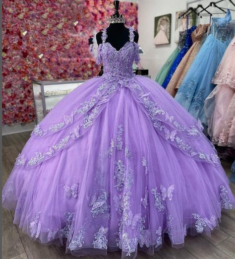 Ball Gown Sweet 16, Lavender Quinceanera Dresses, Gown Sleeves, Bolo Rapunzel, Xv Dresses, Purple Quinceanera Dresses, Quinceanera Themes Dresses, Sweet 15 Dresses, Magical Dress