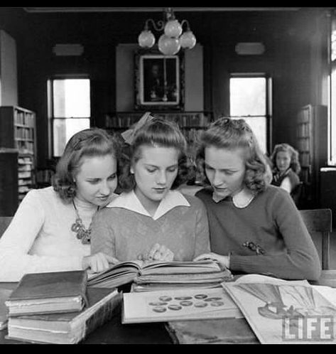 Alfred Eisenstaedt, College Girl, Vintage School, Old Photographs, Vintage Life, Historical Dresses, 1950s Fashion, 가을 패션, Vintage Pictures