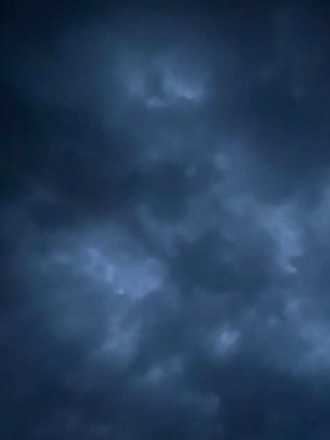 dark sky wallpaper Stormy Sky Wallpaper, Dark Sky Wallpaper, Deep Blue Wallpaper, Cloudy Night Sky, Dark Blue Sky, Blue Aesthetic Dark, Cloudy Nights, Stormy Skies, Stormy Sky