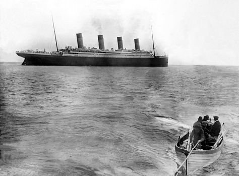 This is officially the last image taken of the Titanic as it left Cork Harbour before it sank on its maiden voyage in 1912. Titanic Photos, Photos Rares, Titanic History, Foto Langka, Rare Historical Photos, Flatiron Building, The Titanic, Rms Titanic, Milla Jovovich