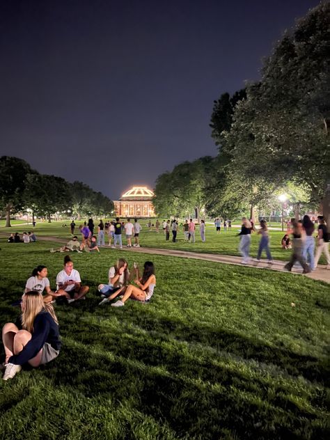 College Move In Day Aesthetic, Commuting To College, Uiuc Campus Aesthetic, Uiuc Aesthetic, Campus Life Aesthetic, American College Aesthetic, Uiuc Campus, College Aesthetic Friends, Romanticizing College