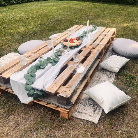 Wooden Pallet Picnic, Pallet Picnic Party, Picnic Pallet, Picnic Decor Ideas, Picnic Table Party, Backyard Garden Party, Wedding Jokes, Passover Feast, Diy Garden Party