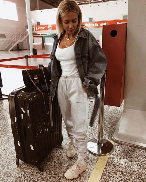 Cute Airport Outfit, Comfy Airport Outfit, Comfy Travel Outfit, Sweatpants Outfit, Pastel Outfit, Lazy Outfits, Chill Outfits, At The Airport, Sporty Outfits