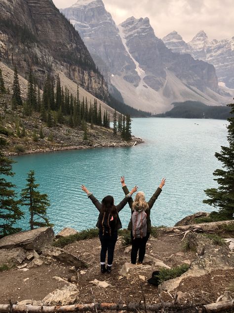 Traveling the world with your bestie >> Travelling The World With Friends, Travel Friends Pictures, Bff Travel Aesthetic, Two Friends Traveling, Traveling With Bestie Aesthetic, Travel Aesthetic With Bestie, Best Friends Hiking, Best Friend Trip Aesthetic, Traveling The World With Best Friend