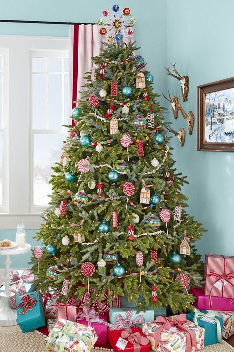 60 Unique Christmas Tree Decoration Ideas and Themes 2021 Pink And Blue Christmas Tree, Living Room At Christmas, Pink And Blue Christmas, Christmas Tree Garland Ideas, Tree Garland Ideas, Amazing Christmas Trees, Pretty Christmas Trees, Christmas Tree Pictures, Garland Ideas