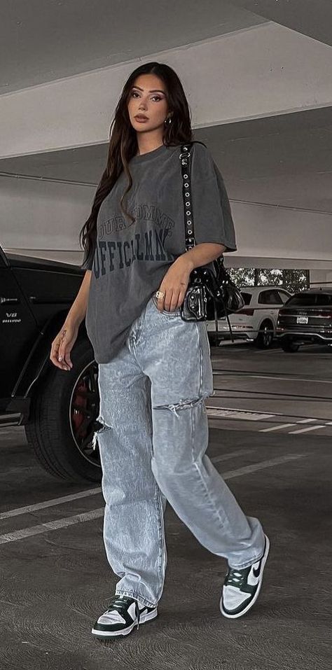 Outfits Oversize Mujer, Street Style Outfits Casual, Oversize Tshirt Outfits, Gymwear Outfits, Outfit Oversize, Urban Style Outfits, Streetwear Inspo, Everyday Fashion Outfits, Tomboy Style Outfits