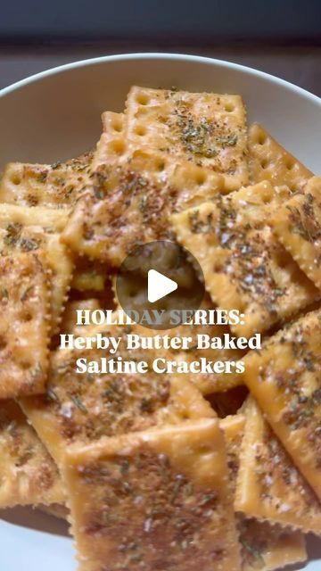 Cortney LaCorte on Instagram: "HOLIDAY SERIES: Herby Butter Baked Saltine Crackers 🎄🍞  The holidays are what I live for!! So happy that it’s my favorite time of year - for delicious food, drinks and time with family. Speaking of - My love of saltines knows no bounds. So when I tell you these are addictive, I really mean it. A true WOW factor for any appetizer! They can stand alone, be served alongside dips, or even given as an edible gift! DEEEEELISH.   Stay tuned for this series! I will be dropping 4-5 recipes a week until the New Year! Holiday apps, drinks, side dishes and desserts. 🎄❤️  INGREDIENTS: 48 saltine crackers (roughly 1.5 sleeves of saltine crackers)  1.5 sticks salted butter (12 tablespoons) 1 tbsp chopped fresh rosemary (if using dried- 1 tsp)  1/2 tsp granulated garlic Baked Cheesy Cracker Snacks, Cracker Serving Ideas, Savory Saltine Cracker Recipes, Boat Appetizers, Savory Christmas Snacks, Seasoned Saltine Crackers, Christmas Snacks Savory, Saltine Cracker Recipes, Holiday Apps