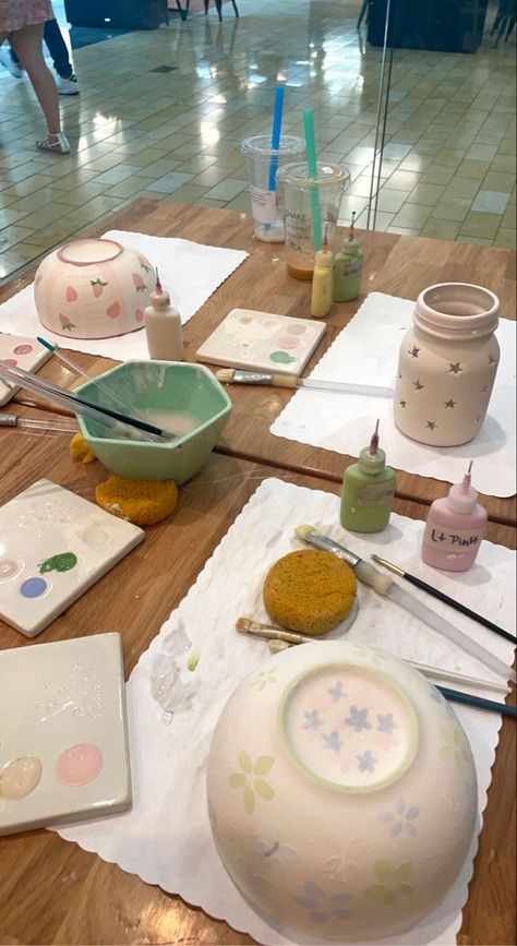 Pottery Cafe Aesthetic, Cute Aesthetic Pottery, Painting Activities With Friends, Pottery Class Date, Pottery Painting Class Aesthetic, Pottery Class Ideas Ceramic Art, Pottery Painting Photoshoot, Pottery Painting With Friends Aesthetic, Pottery Painting Date Ideas