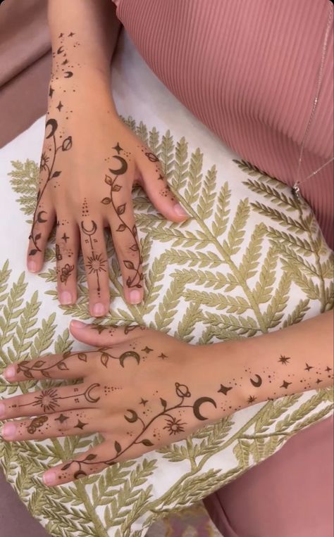 Cottagecore Henna Designs, Dainty Henna Tattoos, Henna Designs For Chubby Hands, Aesthetic Mehndi Designs Back Hand, Trendy Henna Designs, Emarati Henna, Dainty Henna Designs, Dainty Henna, Ramadan Henna