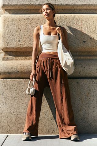 Shop our Hot Shot Sport Pants at FreePeople.com. Boho clothing for the creative spirit- free worldwide shipping. Hot Yoga Aesthetic Outfit, Boho Sweatpants Outfit, Winter Outfits Hippie, Free People Inspired Outfits, Boho Activewear, Boho Yoga Outfit, Cute Yoga Outfit, Boho Athleisure, Yoga Style Outfits