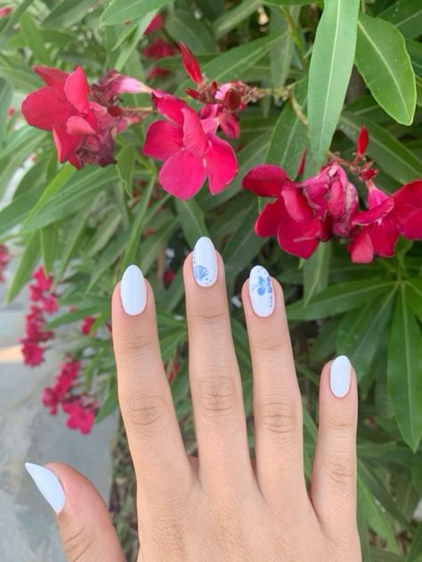 cred to ⋆ 𝓶𝓪𝓭𝓼 ⋆ Tropical Nails Short Simple, Florida Vibe Nails, White Nails With Summer Designs, White Nails With Flower Designs, Beachy White Nails, White Gel Nails With Flowers, White Nails With Blue Design Simple, Cute Summer Nails Hibiscus, White Nails With Hawaiian Flower