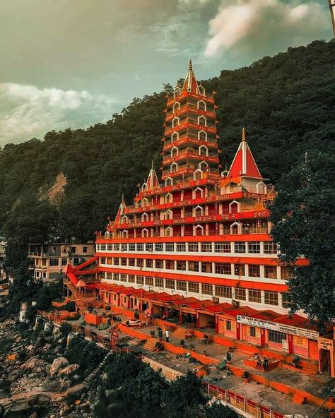 Rishikesh Temple, Uttarakhand Temple, Uttarakhand Culture, Indian Academia, Mountain Person, Iit Roorkee, Architecture Wallpapers, Namaste India, Temple India