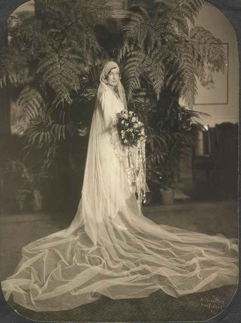 12 Beautiful Vintage Photos Of Brides From 1850-1920s - BuzzFeed 1920s Wedding, Vintage Wedding Photos, Beautiful Beach Wedding, Antique Wedding, Wedding Gowns Vintage, Vintage Bride, Vestidos Vintage, Vintage Bridal, Long Wedding Dresses