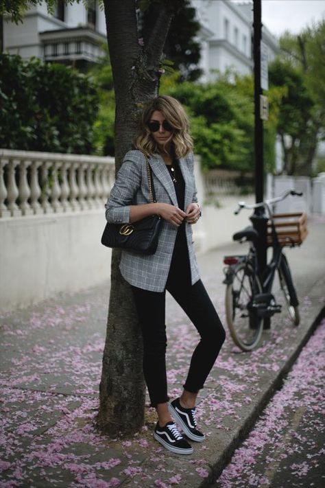 Fall 2017 Minimalist Essential #2: Boy Blazer Toddler Sneakers Girl, Estilo Vans, Full Black Outfit, Work Outfits Frauen, Plaid Outfit, Minimalist Moda, Chic Work Outfit, How To Wear Vans, Minimalist Street Style