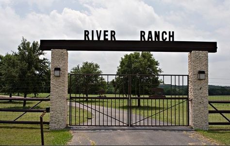 Farm Signs Entrance, Farm Gates Entrance, Ranch Entrance Ideas, Entrance Gates Driveway, Pipe Fence, Farm Entrance, Ranch Gates, Ranch Sign, Aluminium Gates