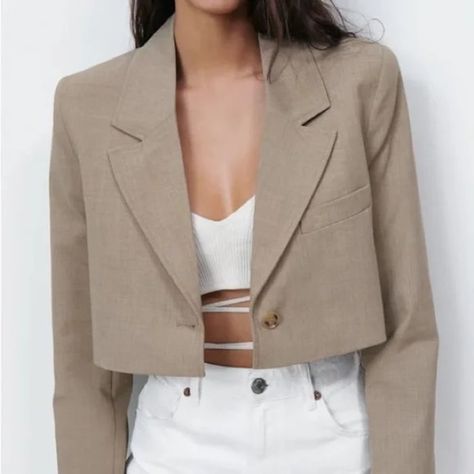 Topstitch Summer Crop Blazer From Zara New With Tags Size: Large Blogger's Favorite Taupe Color Looks Great W/ High-Waisted Exposed Button Fly Jeans Lapel Collar Long Sleeves Shoulder Pads Contrast Buttons At The Cuffs Crossover Front With Button Chest Welt Pocket Minimalist Design Lined Length: 17” Pit-To-Pit: 21” Across Croptop Blazer Outfits, Short Blazer Outfits, Crop Blazer Outfit, 2024 Ootd, Blazer Crop, Classy Closets, Cropped Coat, Cropped Blazer Jacket, Blazer Beige