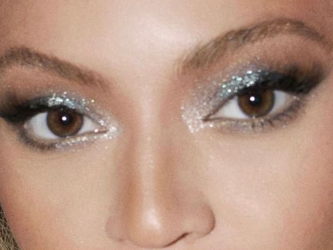 Beyonce Makeup, Disco Makeup, Glittery Eye Makeup, Rush Themes, Silver Eye Makeup, Concert Makeup, Silver Makeup, Disco Glam, Mazzy Star