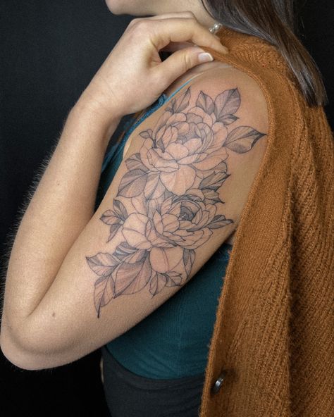 Arm tattoo. Flowers tattoo. Peonies Tattoo Arm, Large Floral Arm Tattoo, Peony Tattoo Upper Arm, Large Upper Arm Tattoos For Women, Big Upper Arm Tattoos Women, Peony Shoulder Cap Tattoo, Dark Peony Tattoo, Big Arm Tattoos Women, Peony Tattoo Arm