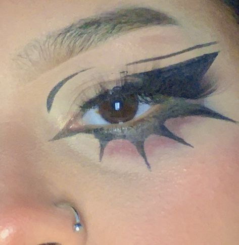 Alternative eyeliner with spikes and red eyeshadow Spikey Makeup, Spiky Eyeliner, Spikey Eyeliner, Under Eye Makeup, Eyeliner Looks, Me Time, Makeup Inspo, Makeup Tips, Lush