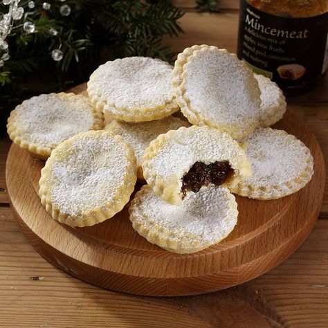 Mince Pie Pastry, Savoury Party Food, Fruit Mince Pies, Mince Pie Recipe, Christmas Party Treats, Mince Pies Christmas, Oliver Cromwell, Iced Water, Water Jar